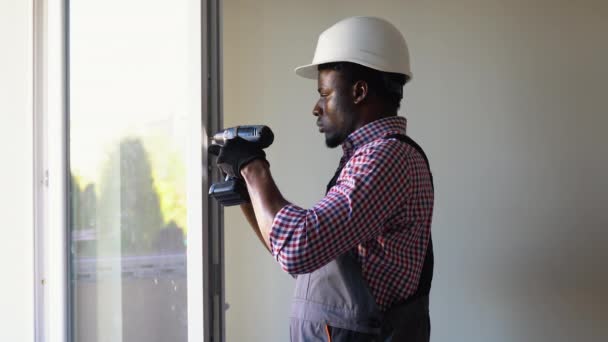 Африканский Строитель Устанавливает Pvc Окна Двери Доме Разнорабочий Чинит Окно — стоковое видео
