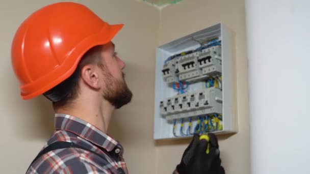 Elettricista Professionista Installazione Del Pannello Elettrico — Video Stock