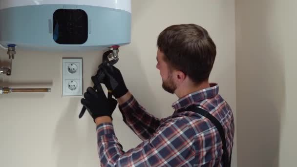 Professioneller Klempner Installiert Einen Boiler — Stockvideo