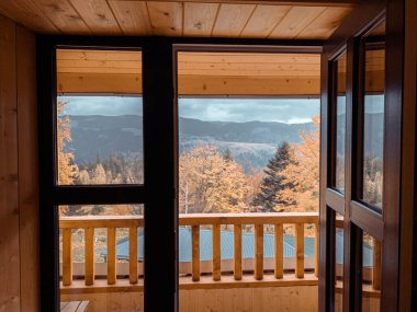 Dağlardaki modüler bir evin penceresinden bak.