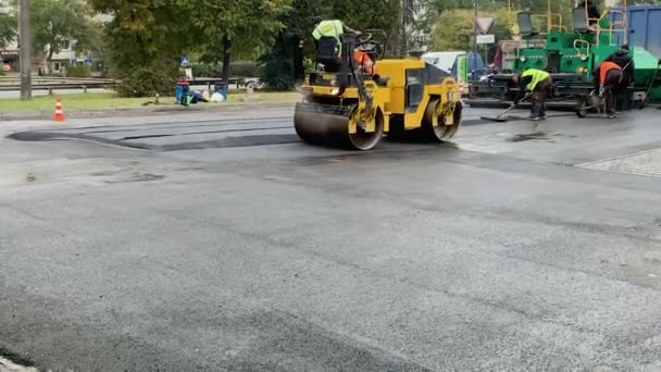振动式沥青压路机压实新的沥青路面 道路服务商建造一条新公路 — 图库视频影像