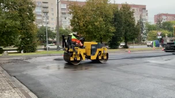 Výstavba Opravy Silnic Dělník Vyrovnání Čerstvý Asfalt Staveništi Silnice — Stock video