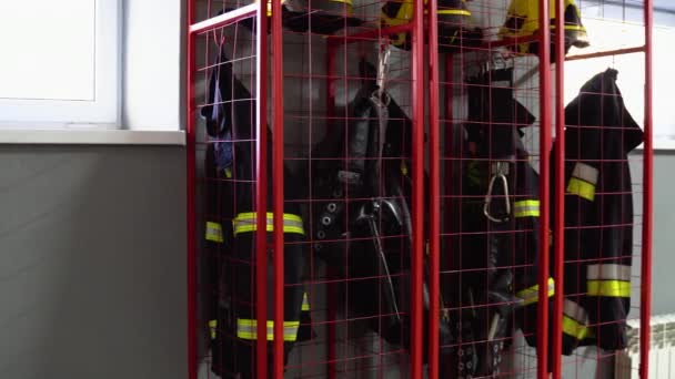 Brandweerhelmen Beschermlagen Hangend Brandweerkazerne — Stockvideo