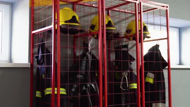 Пожарные Шлемы Защитные Пальто Висящие Пожарной Части — стоковое видео