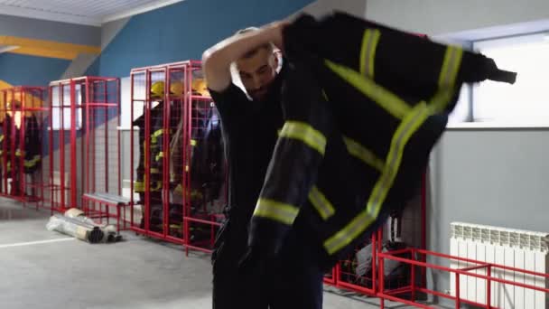 Pompiere Cambiando Vestiti Fissando Casco Nei Vigili Del Fuoco — Video Stock