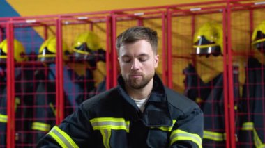 İtfaiyeci itfaiyede koruyucu bir kask takar..