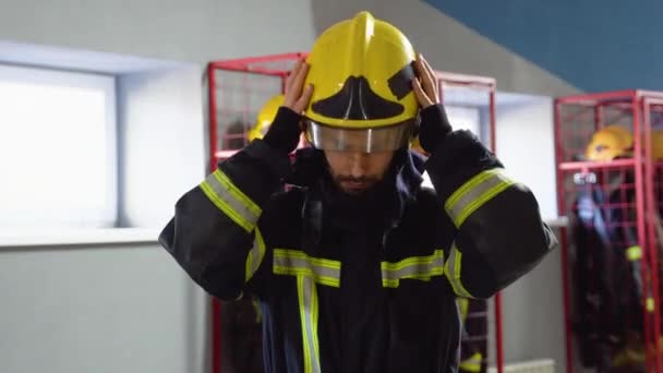 Fireman Rimuove Casco Protettivo — Video Stock