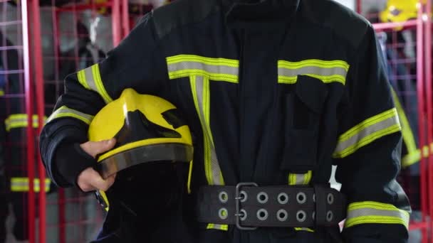 Пожарный Шлемом Руках Стоит Станции Закрывается — стоковое видео
