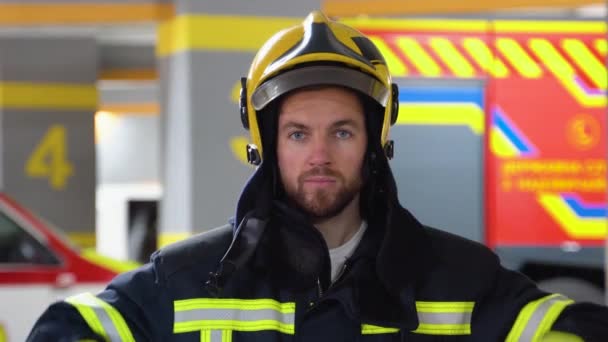 Brandmannen Tar Skyddshjälmen Vid Brandstationen — Stockvideo