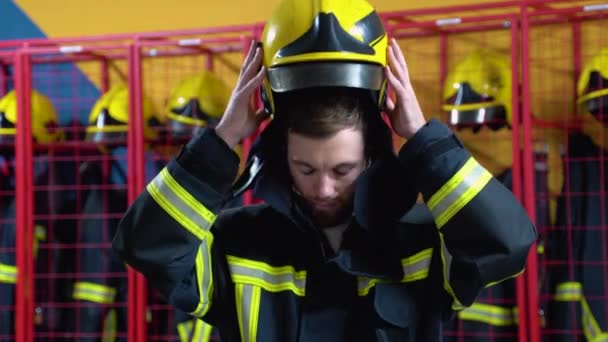 Tűzoltó Leveszi Védősisakot Tűzoltóállomáson — Stock videók