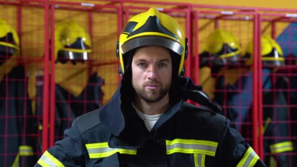 ガスマスクと消防車の近くにヘルメット幸せな消防士の写真 — ストック動画