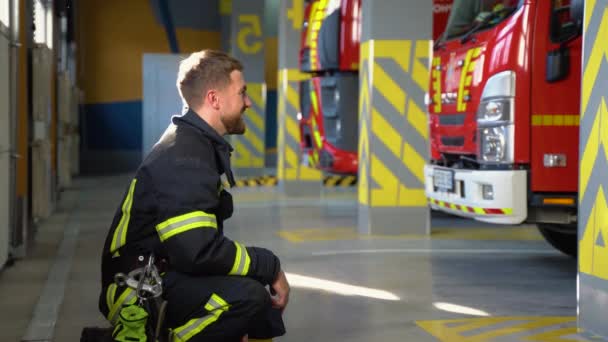 Пожежник Уніформі Обіймає Маленького Хлопчика Біля Пожежного Двигуна Станції — стокове відео