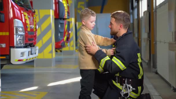 Fireman Teaches Little Boy Fire Safety Regulations — Stock Video
