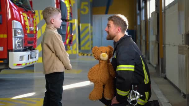 Fireman Teaches Little Boy Fire Safety Regulations — Stock Video