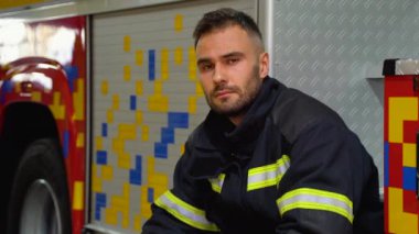 İtfaiye istasyonunun yanındaki yorgun itfaiyeci..