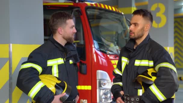 消防署のヘルメットを着た2人の消防士 — ストック動画