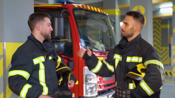 Δύο Πυροσβέστες Κάνουν Χειραψία Πυροσβεστικό Σταθμό — Αρχείο Βίντεο