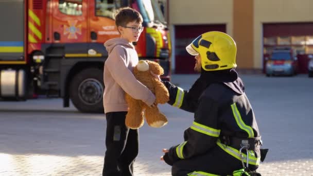 Portrait Petit Garçon Sauvé Avec Pompier Debout Près Camion Pompiers — Video