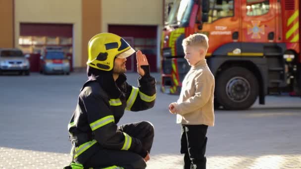 Портрет Врятованого Маленького Хлопчика Пожежником Стоїть Біля Пожежної Машини Пожежний — стокове відео