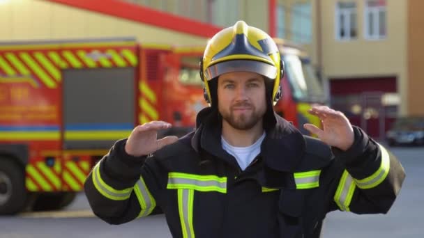 Brandmannen Tar Skyddshjälmen Brandkåren — Stockvideo