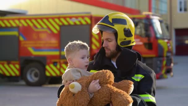 Portrait Pompier Courageux Tient Garçon Sauvé Dans Ses Bras Debout — Video