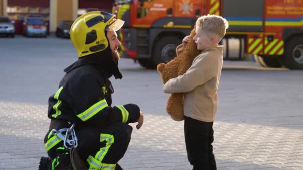 Pompier Uniforme Avec Petit Garçon Près Pompier Station — Video