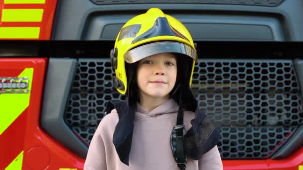 Słodki Chłopiec Dziecko Ubrane Ciuchy Strażaków Remizie Strażackiej Wozem Strażackim — Wideo stockowe