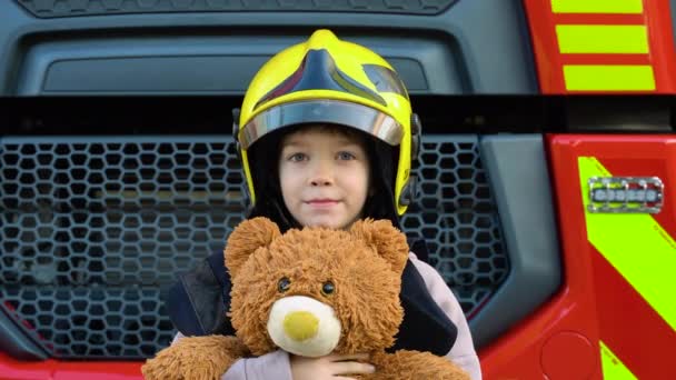 Leuke Jongen Kind Gekleed Brandweerkleding Een Brandweerkazerne Met Brandweerwagen Kinderdroom — Stockvideo