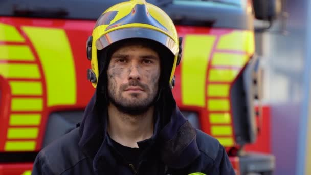 Pompiere Stanco Rimuove Casco Protettivo Dopo Aver Spento Incendio — Video Stock
