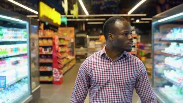 Красивый Черный Мужчина Ходит Осматривается Супермаркете — стоковое видео