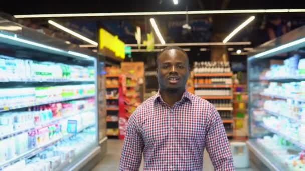 Zenci Adam Markette Alışveriş Yaparken Ürün Arıyor — Stok video