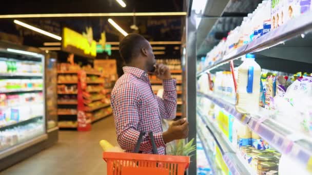 Hombre Negro Guapo Comprando Leche — Vídeo de stock