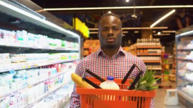 Elinde alışveriş sepeti olan siyahi bir adamın portresi..