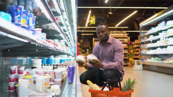 Bonito Homem Negro Comprando Sorvete — Vídeo de Stock