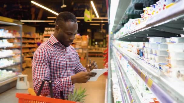 Siyah Adam Alışveriş Listesine Alıyor — Stok video