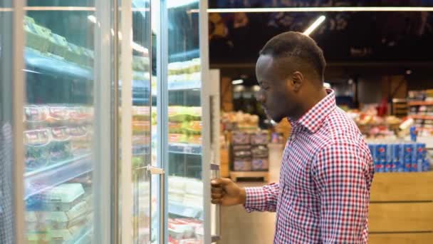 Africký Američan Vybere Kuřecí Vejce Obchodě Potravinami — Stock video