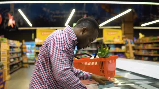 Siyah Bir Adam Süpermarketten Taze Balık Somonu Alıyor — Stok video