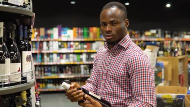 Портрет Черного Мужчины Вином Класса Люкс Супермаркете — стоковое видео