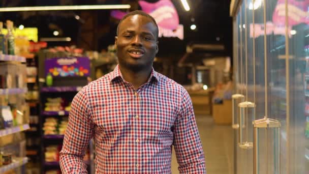 Süpermarketteki Afrikalı Amerikalı Adamın Portresi — Stok video