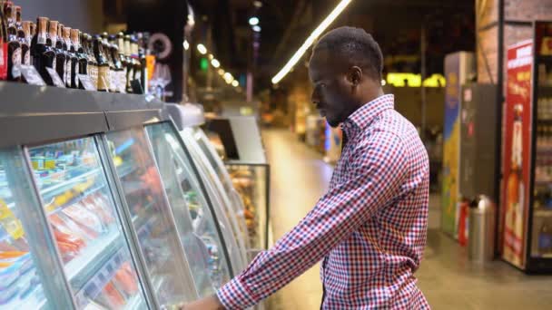 Hombre Negro Comprando Mariscos Frescos Una Tienda Minorista Supermercados — Vídeos de Stock