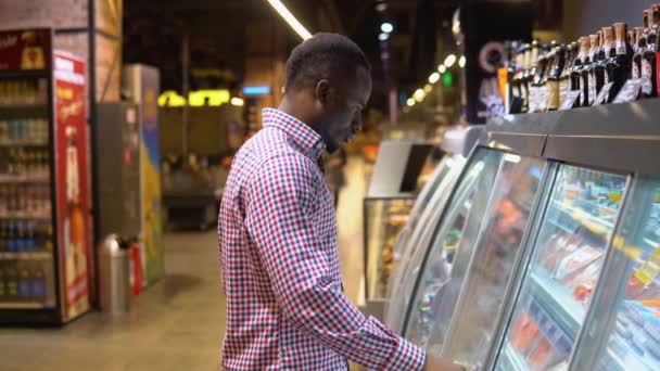 Homem Negro Comprar Marisco Peixe Fresco Loja Supermercados — Vídeo de Stock