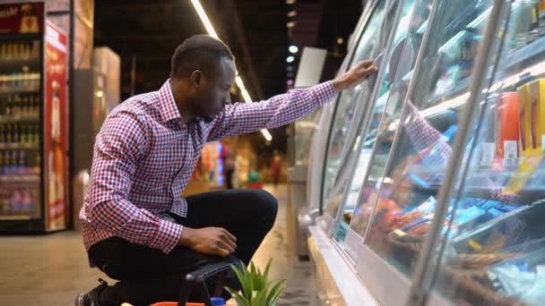 Hombre Negro Comprando Mariscos Frescos Una Tienda Minorista Supermercados — Vídeo de stock
