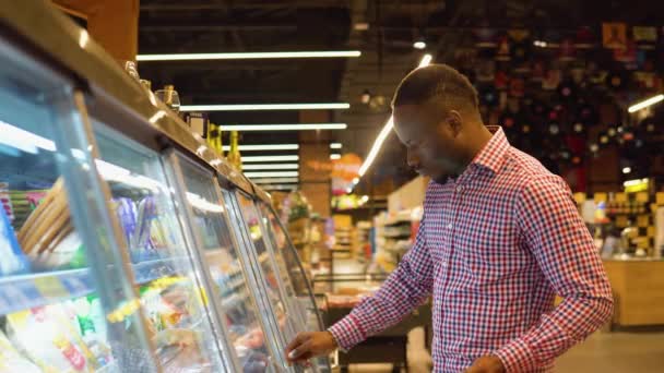 Hombre Negro Comprando Queso Tienda Comestibles — Vídeo de stock