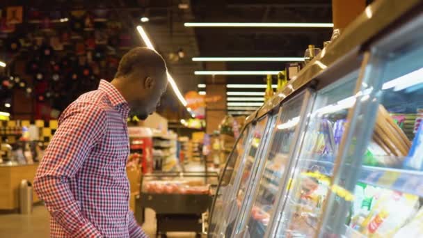 Black Man Shopping Cheese Grocery Store — Stock Video