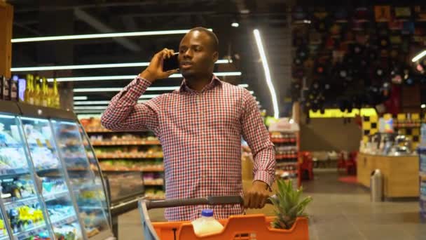 Uomo Afroamericano Che Guarda Intorno Nel Negozio Alimentari Parla Telefono — Video Stock