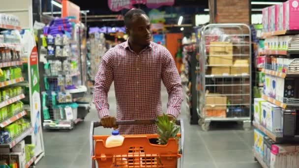 Africano Americano Homem Andando Com Carrinho Compras Fazer Compras Mercearia — Vídeo de Stock