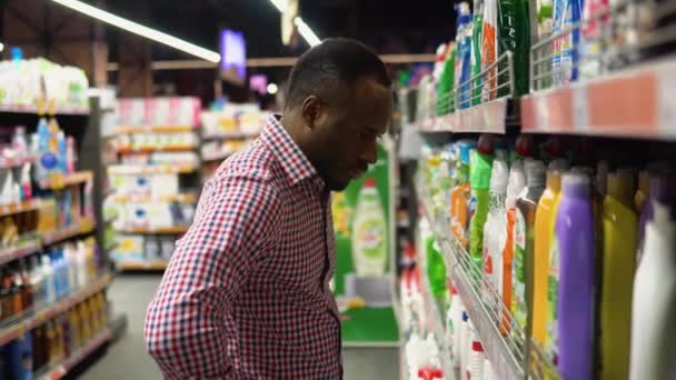 Comprador Masculino Que Compra Detergente Para Ropa — Vídeo de stock