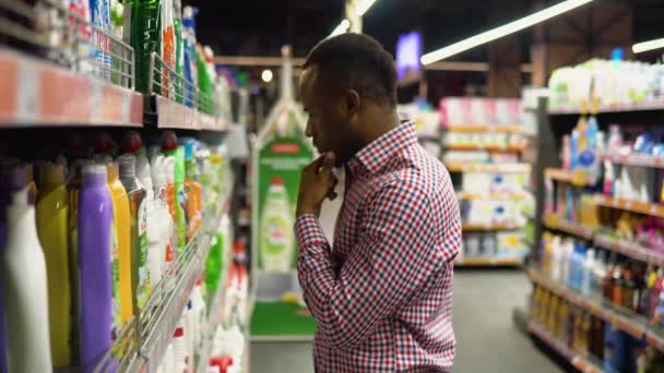 Африканский Американец Покупает Стиральный Порошок — стоковое видео