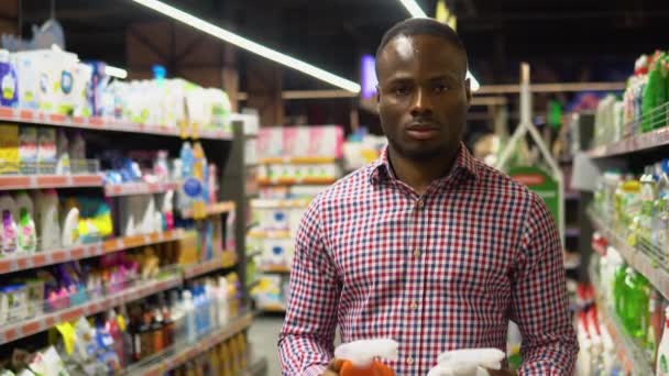 Чорношкірий Покупець Купує Пральний Порошок — стокове відео