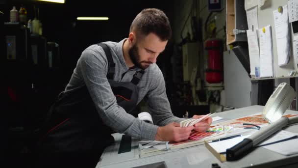 Trabajador Centro Impresión Prensa Utiliza Una Paleta Colores Para Seleccionar — Vídeos de Stock
